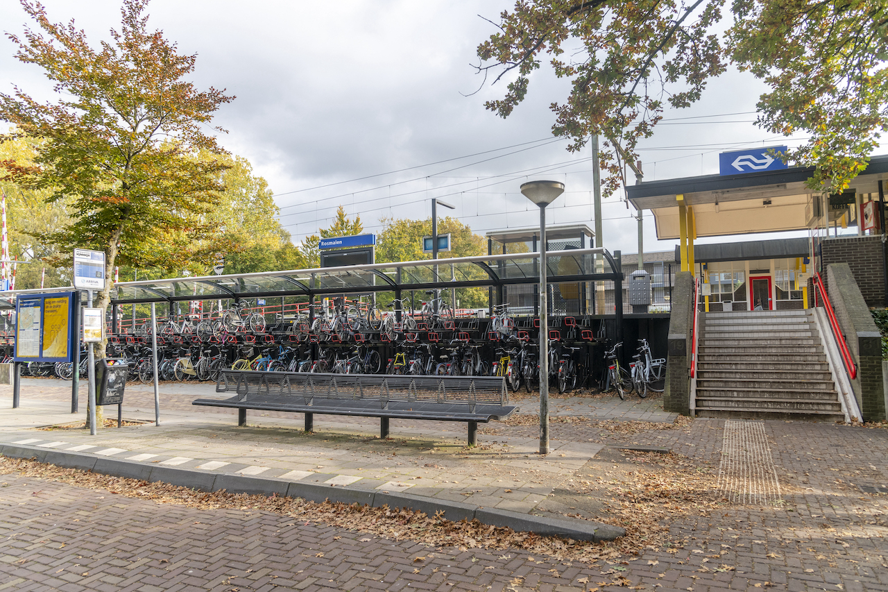Fietsenstalling aan voorzijde van het station in Rosmalen